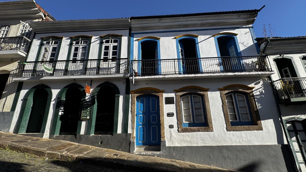 Casario colonial da Rua Direita ao entardecer